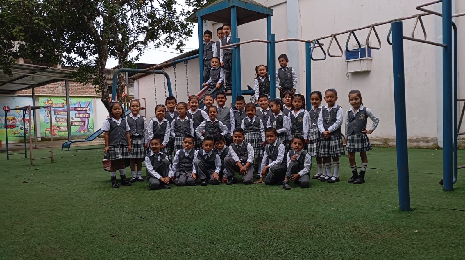 Docentes y alumnos en clase